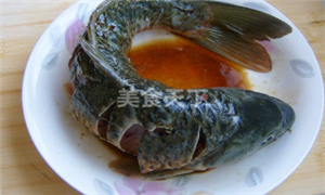 糖醋鯉魚是用(yòng)鯉魚制作(zuò)的一道山(shān)東濟南傳統名(míng)菜，為(wèi)魯菜的代表菜品之一[1]  ，色澤金黃，外焦内嫩，酸甜可(kě)口，香鮮味美。