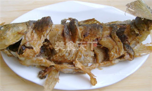 糖醋鯉魚是用(yòng)鯉魚制作(zuò)的一道山(shān)東濟南傳統名(míng)菜，為(wèi)魯菜的代表菜品之一[1]  ，色澤金黃，外焦内嫩，酸甜可(kě)口，香鮮味美。