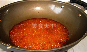 糖醋鯉魚是用(yòng)鯉魚制作(zuò)的一道山(shān)東濟南傳統名(míng)菜，為(wèi)魯菜的代表菜品之一[1]  ，色澤金黃，外焦内嫩，酸甜可(kě)口，香鮮味美。